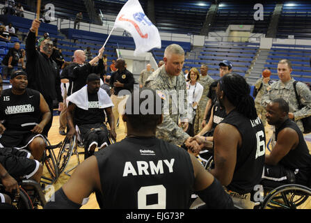 Sgt. Major der Armee Raymond F. Chandler III gratuliert der Armee Krieger Spiele-Rollstuhl-Basketball-Team nach eine erstaunliche Niederlage gegen das Team der Luftwaffe. Die Armee besiegte die Air Force 57-6.  Staff Sgt Emily Anderson, Warrior Transition Command Stockfoto