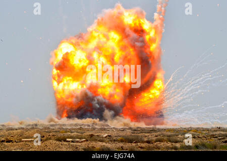 Eine kontrollierte Sprengung abgesetzt durch US-Soldaten mit 725. Explosive Ordnance Entsorgung Team, 441sten EOD-Bataillon, Task Force Troy und irakische Soldaten mit irakischen Bombe Entsorgungsunternehmen, 9. Armee zur Verfügung, nicht explodierte Verordnungen außerhalb des Bassami, Irak, Juli 13 zu zerstören. Der irakische Bombe Entsorger mit Unterstützung und Anleitung von US-Soldaten mit 725. Explosive Ordnance Entsorgung Team, 441sten EOD Bataillon Task Force Troja wurde damit beauftragt, um nicht explodierte Kampfmitteln im Irak zur Unterstützung der Operation Iraqi Freedom gefunden zu zerstören.  PFC. Gary Silverman Stockfoto