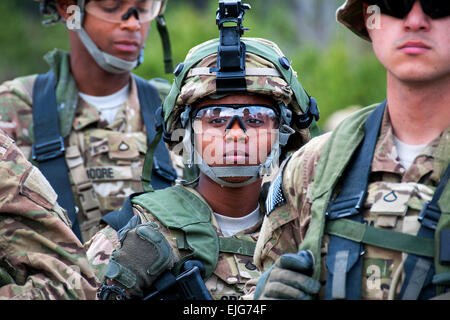 Armee Pfc. Shari Crump Center hört einen Konvoi kurz von ihrem Zugführer vor ein Nachschub-Mission im Joint Readiness Training Center, Fort Polk, Louisiana, am 22. Januar 2012.  Crump ist ein LKW-Fahrer, der 82nd Airborne Division zugewiesen, 1st Brigade Combat Team.  Sgt. Michael J. MacLeod, US-Armee. Stockfoto