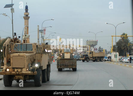 Soldaten aus dem 2. Zug, 688. Mobilität Augmentation Unternehmen, 890th Engineer Battalion, 926th Ingenieur-Brigade, Multi-National Division – Bagdad und die 46. Pionierbataillon Suche die belebten Straßen von Bagdad für Müll und Sprengkörpern während einer Routine Route Hygiene, 7. Februar Mission. Stockfoto