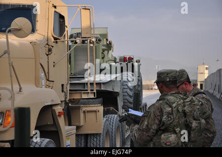 US-Armee die zivil-militärische Operationen Center Direktor Major Narvaez Stinson des 450. zivilrechtliche Angelegenheit Bataillon Airborne koordiniert die Konvoi-Bewegung gleichzeitig vorwärts operative Basis Walton Jan. 8. Arizona basierte Unternehmen First Solar spendeten mehr als 900 Platten an die Universität, ihre zweite Spende hier seit dem letzten Jahr. Erleichtert wurde die Sendung von Kandahar Provincial Reconstruction Team, eine gemeinsame zivil-militärische-Mannschaft aus Camp Nathan Smith, Afghanistan. US Army Staff Sgt Jeff Neff Stockfoto