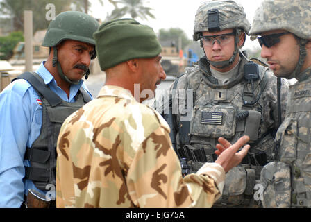 US Army 1st Lt. Joshua Jones, mit der 2. Brigade, 1st Infantry Division, spricht mit einem Mitglied der Söhne des Irak in Ameriyah, Irak, 9. Februar 2009. Stockfoto