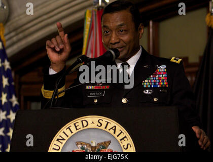 Lt. Gen.  Thomas P. Bostick Class von 1978, stellvertretender Chef des Stabes G-1, befasst sich mit dem Kadettenkorps während der 35. Henry O. Flipper Jahresessen in der Cadet Mess Hall Feb. 10.  Flipper war der erste Afroamerikaner Westpunkt, Absolvent der Jahresessen wird gehalten, um seine Führungsqualitäten und Ausdauer erkennen und unterstreicht die Bedeutung der Armee Werte und persönlichen Mut in das Kadettenkorps. US Armee-Foto von Tommy Gilligan Stockfoto