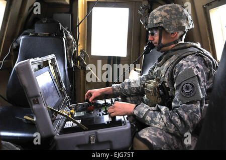 US Armee Sgt. Robert Solberg mit Ingenieur-Truppe, 4. Staffel, 2. Kavallerie-Regiment, steuert einen Talon explosive Verordnung Entsorgung Roboter von innen ein gepanzertes Fahrzeug, eine improvisierte explosive Vorrichtung während vor der Bereitstellung zu zerstören Ausbildung 20. Februar 2013, bei Grafenwöhr Training Area, Germany. Die Truppe Husky Metalldetektor und Kennzeichnung Fahrzeuge verwendet, RG-31 Mk3a gepanzerte kämpfende Fahrzeugen und Buffalo Mine geschützt Räumfahrzeuge, Counter-IED Ausbildung durchzuführen. US Army Spc. Joshua Edwards/freigegeben Stockfoto