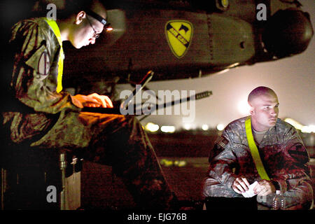 Arbeiten unter dem Nachthimmel, US Armee Sgt. Derrick Douglas, rechts und Spc. Nicholas Kirckof, links, Überprüfung Flugzeuge Protokolle, die Nachtarbeit zu planen laden auf Lager Beurhing, Kuwait, 5. Mai 2009. Douglas und Kirckof, sowohl AH - 64D Apache Angriff Hubschrauber Crew Chiefs, der 1. Kavallerie-Division Unternehmen B, 4. Angriff Reconnaissance Battalion, 227. Aviation Regiment, 1st Air Cavalry Brigade zugewiesen sind.  Sgt. Travis Zielinski Stockfoto