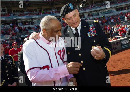 US Army Chief Of Staff General Raymond T. Odierno zeigt einen Baseball zu Hall von Famer Frank Robinson, der erste Staatsangehörige Manager 2005 und ' 06, während der Staatsangehörigen Vs Cardinals Spiel Nationals Stadium in Washington, D.C. 10. Oktober 2012.  Robinson wurde ausgezeichnet mit dem ersten Platz vor dem Spiel zu werfen. Verwundeten Krieger und aktiven Dienst militärische Service-Mitglieder wurden von den Fans während des Spiels mit einer Standing Ovation geehrt. US Army Staff Sgt Teddy Wade Stockfoto