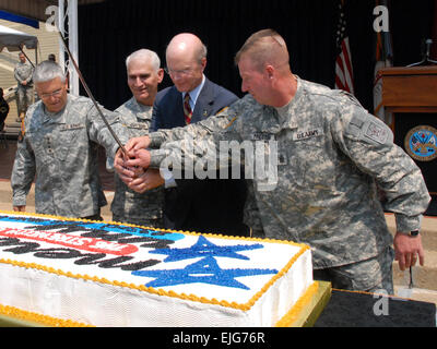 Stabschef der Armee General George W. Casey Jr. ganz links, Secretary Of The Army Pete Geren Center und Sergeant-Major der Armee Kenneth O. Preston rechts vorbereiten des Vorjahres Armee Geburtstagstorte mit einem anderen nicht identifizierten Soldaten geschnitten. Stockfoto
