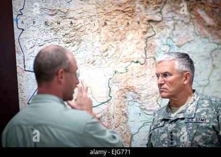 Stabschef der Armee, General George W. Casey Jr., erhält ein Update von einem uns State Department Beamten in der International Security Assistance Force Headqauters, Kabul, Afghanistan, 11. Oktober 2010.   Casey reiste nach Afghanistan, so konnte er Soldaten zu besuchen und treffen sich mit ISAF-Führung in den verschiedenen Regionen. Armee-Foto von D. Myles Cullen veröffentlicht Stockfoto