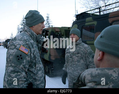 Stabschef der Armee, General Raymond T. Odierno erhält eine Einweisung von US Armee Alaska Commander Major General Raymond P. Palumbo auf die kleine Einheit Unterstützung Fahrzeug SUSV bei einem 20 Jan. Besuch in US-Armee Alaska Hauptquartier auf gemeinsamer Basis Elmendorf-Richardson, Alaska. Das Fahrzeug unterstützt US Army Alaska Einheiten während des Betriebs in arktische und alpine Bedingungen.  Armee Alaska Staff Sgt Brehl Garza/U.S. Stockfoto