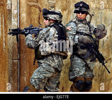 CPL. Jared Jenkins und 1st. Sgt.Arthur Abiera, Apache-Truppe, 1. Staffel, 33. Kavallerieregiment, 3rd Brigade Combat Team, 101. US-Luftlandedivision, suchen ein Zuhause während einer routinemäßigen Präsenz Patrouille am Stadtrand von Sadr City, Irak.  Staff Sgt Russell Lee Klika.      .b Stockfoto