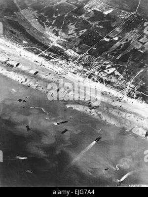 Army Air Corps Fotografen dokumentiert d-Day Strand Verkehr, fotografiert von einem neunten Air Force Bomber am 6. Juni 1944. Hinweis Fahrzeug Gassen abseits der Landezonen und Landungsboote verließ auf Grund von der Flut.  / d-Day /d-day Stockfoto