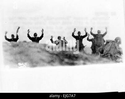 Deutsche Truppen übergeben den Soldaten während der alliierten Invasion von Europa, d-Day, 6. Juni 1944.  / d-Day /d-day Stockfoto