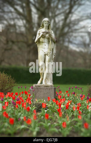 Torosay Castle Gartenstatue mit Tulpen Isle of mull Stockfoto