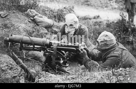 MACHINE GUN CORPS WW1. Eine wassergekühlte Vickers Maschinengewehr Crew Anti-Gasmasken in der Nähe von Ovillers im Juli 1916 während der Schlacht an der Somme. Die gesamte Einheit besteht in der Regel sechs bis acht Männer. Stockfoto