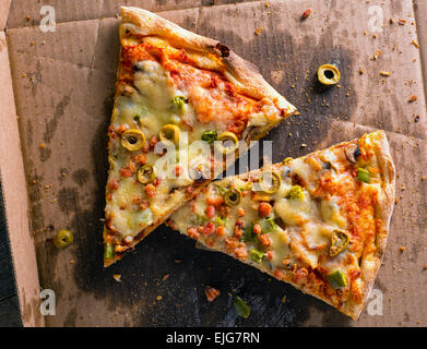 Scheiben von kalten chaotisch übrig gebliebenen Pizza in einer Lieferung-Box. Stockfoto