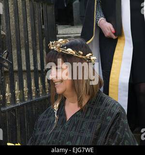 Falmouth, Cornwall, UK. 26. März 2015. Dawn French tragen eine Krone Gefolgschaft auf der Zeremonie zu ihr als der erste Kanzler der Falmouth Universität Credit installieren: Simon Yates/Alamy Live News Stockfoto