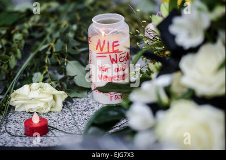 Düsseldorf, Deutschland. 26. März 2015. Eine Kerze mit "werden wir dich nie vergessen" geschrieben am Flughafen in Düsseldorf, 26. März 2015 zu sehen. Am 24. März 2015 stürzte ein Germanwings Aribus A320 in den französischen Alpen. Foto: MAJA HITIJ/Dpa/Alamy Live News Stockfoto