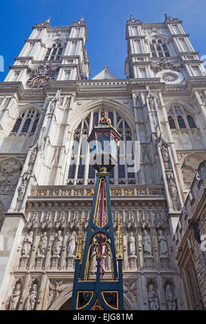 London, Westminster die Westfassade des Westminster Abbey, zeigt die Hawksmoor Twin towers Stockfoto