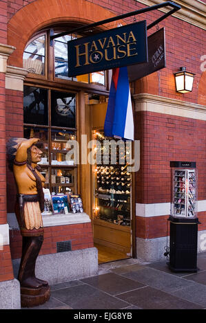 Chef Heckawi - scannt ein voller Größe moderner Zigarrenladen indischen Horizont außerhalb eine Trafik Stockfoto