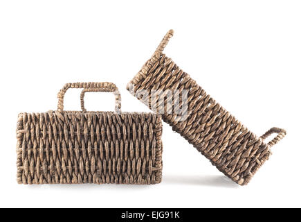 Zwei braune Weidenkörbe isoliert Stockfoto