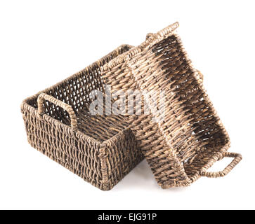 Zwei braune Weidenkörbe isoliert Stockfoto