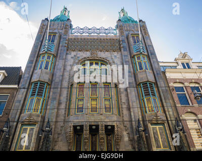 Exterieur des Kinos Pathé Tuschinski (1921) in Amsterdam, Holland. Stil ist eine Mischung aus Jugendstil, Art Deco und Jugendstil Stockfoto