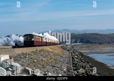 Porthmadog Welsh Highland Railway North Wales Uk auf der Cob und Workstation. Stockfoto