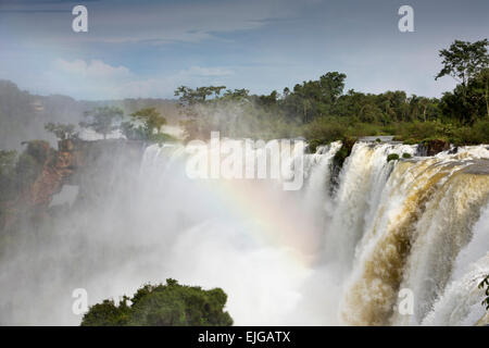 Argentinien, Iguazu Wasserfälle, Wasser fließt über Wasserfälle nach starkem Regen Stockfoto