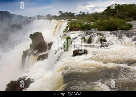 Argentinien, Iguazu Wasserfälle, Wasser fließt über Wasserfälle nach starkem Regen Stockfoto