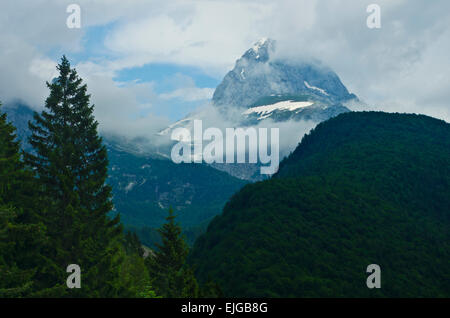 Berg Triglav, den höchsten Berg in Slowenien, mit seinen Höhepunkt durch den Nebel zeigt. Stockfoto