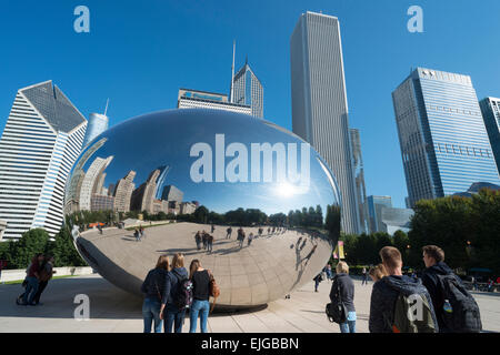 Die Skulptur Cloud Gate von Anish Kapoor. Millennium Park. Chicago. Illinois. USA. Stockfoto