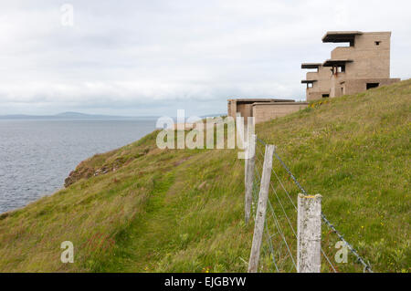 Kommandoposten hinter 6-Pfünder Geschützstellungen mit Blick auf den Hoxa Sound am Eingang von Scapa Flow. Stockfoto