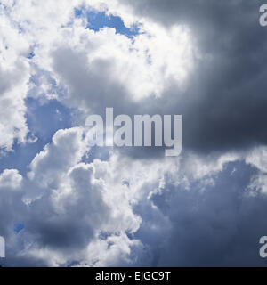 Sonne hinter den Wolken versteckt Stockfoto