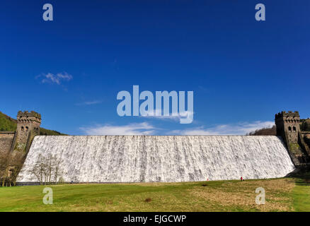 Wasser fließt über Derwent Damm im oberen Derwent Valley, Derbyshire. Ein tiefblauer Himmel Overhead. Stockfoto