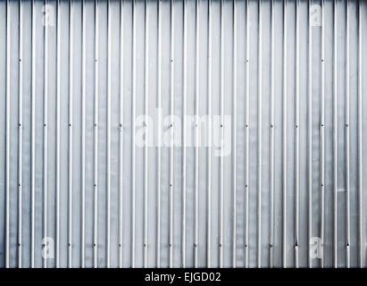 Glänzende geriffelte Metall Garagenwand, Foto Hintergrundtextur Stockfoto