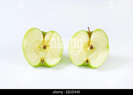 Halbierte frische saftig grüner Apfel Stockfoto