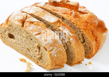 In Scheiben geschnitten Brot mit knuspriger Kruste Stockfoto