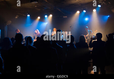 Band spielt auf der Bühne im Wedgewood Rooms, Portsmouth, UK, wie von der Rückseite mit der Masse im Vordergrund zu sehen. Stockfoto