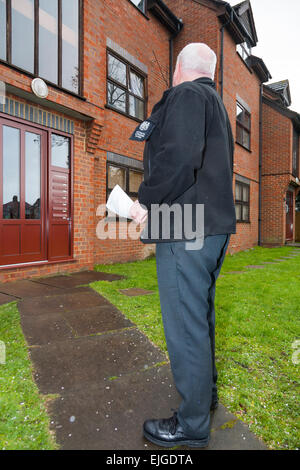 HM Gerichte & Tribunals Service Gerichtsvollzieher Haftbefehl Räumungsbefehl in Vertreibung vertreiben Mieter aus flachen Haus dienen. UK Stockfoto