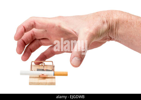 Übergabe für Zigarette in eine Mausefalle zu erreichen.  Studio-Closeup isoliert auf weißem Hintergrund. Stockfoto
