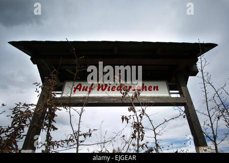 Montabaur, Deutschland. 26. März 2015. Ein Schild mit den Worten "Auf Wiedersehen" (auf Wiedersehen) im Flughafen des Luftsportclub Westerwald e.V. Luftfahrt Sportclub in Montabaur, Deutschland, 26. März 2015. Foto: FREDERIK VON ERICHSEN/Dpa/Alamy Live-Nachrichten Stockfoto