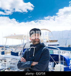 Seemann Mann im Yachthafen Hafen mit Booten Hintergrund und blaue Kappe Stockfoto