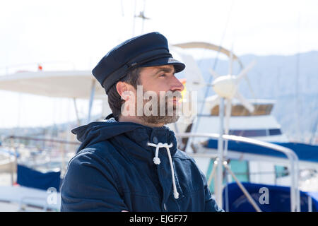 Seemann Mann im Yachthafen Hafen mit Booten Hintergrund und blaue Kappe Stockfoto