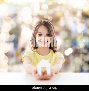 wunderschönes kleines Mädchen hält Papier Haus Ausschnitt Stockfoto