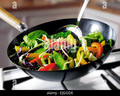 Rühren Sie anbraten Gemüse im Wok gekocht wird Stockfoto