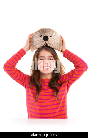 Brünette junge Studentin mit Igel-Buch auf weißem Hintergrund Stockfoto