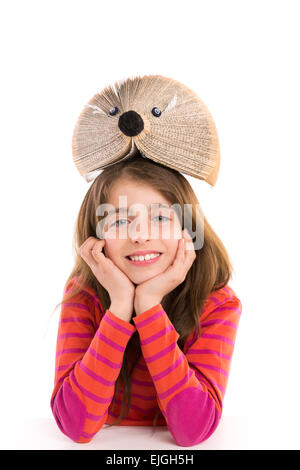 Brünette junge Studentin mit Igel-Buch auf weißem Hintergrund Stockfoto