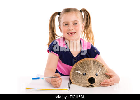 Blonde junge Studentin mit Igel-Buch auf weißem Hintergrund Stockfoto