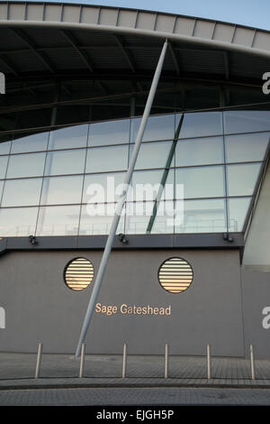 NEWCASTLE, ENGLAND, UK - 25. März 2015: Sage Gateshead Conference Centre und Konzert Halle bei Sonnenuntergang Stockfoto