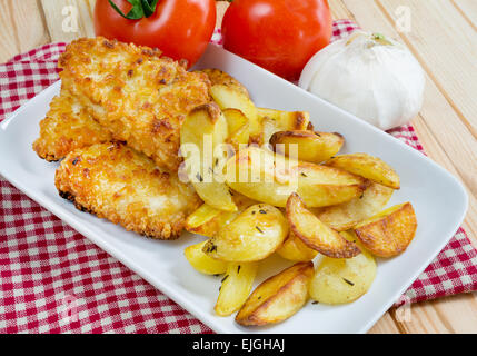 Bissen von Kabeljau mit Chips Kartoffeln und Rosmarin Stockfoto